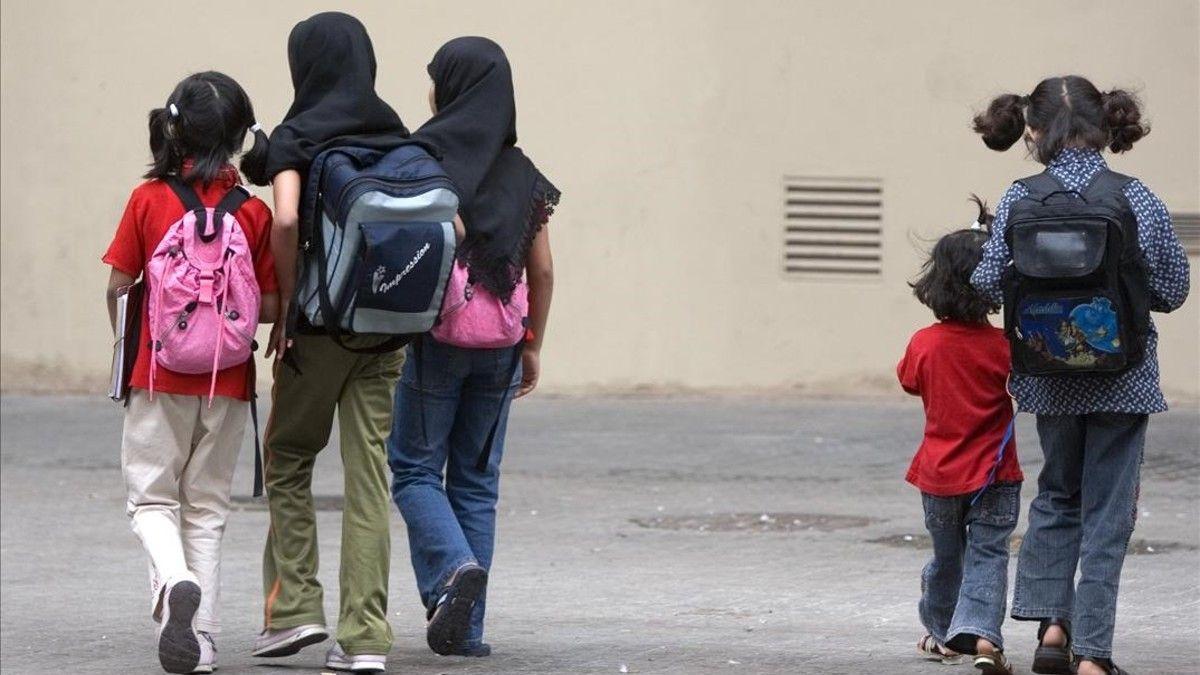 Un grupo de niñas musulmanas saliendo de una escuela.