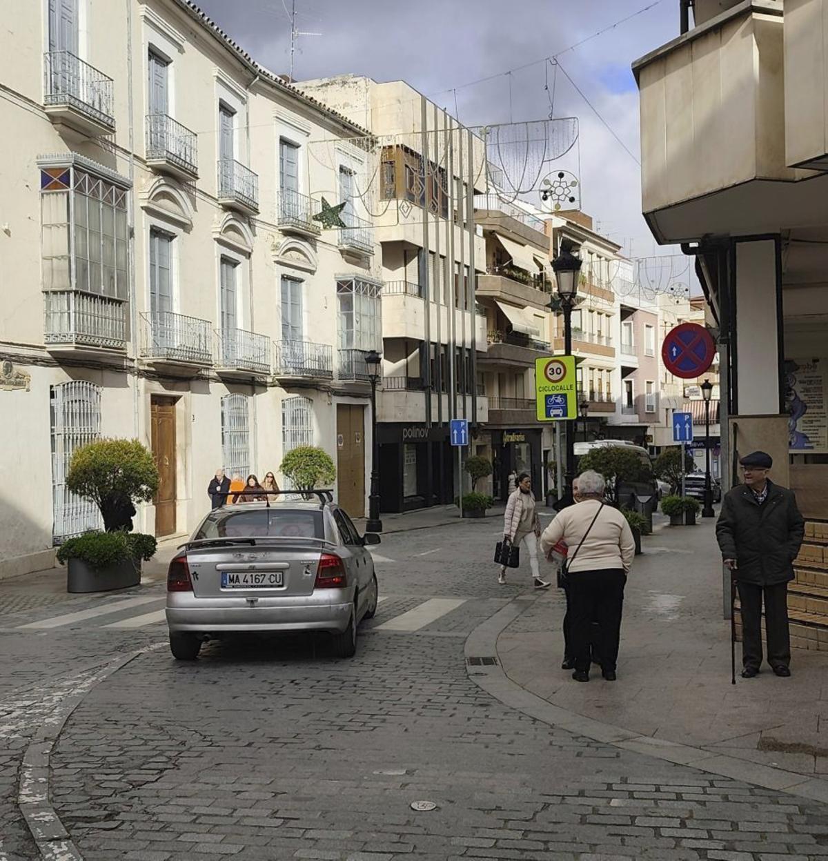 Inicio de la calle Las Torres, desde la intersección con Juan Valera. | M. GONZÁLEZ