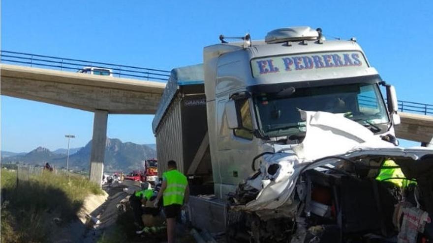 Estado en el que quedó el camión que se vio involucrado en el accidente mortal de Cieza, Murcia.