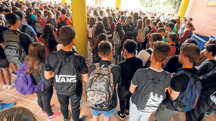 La comunidad educativa del IES Sixto Marco guardó ayer unos minutos de silencio en el patio.