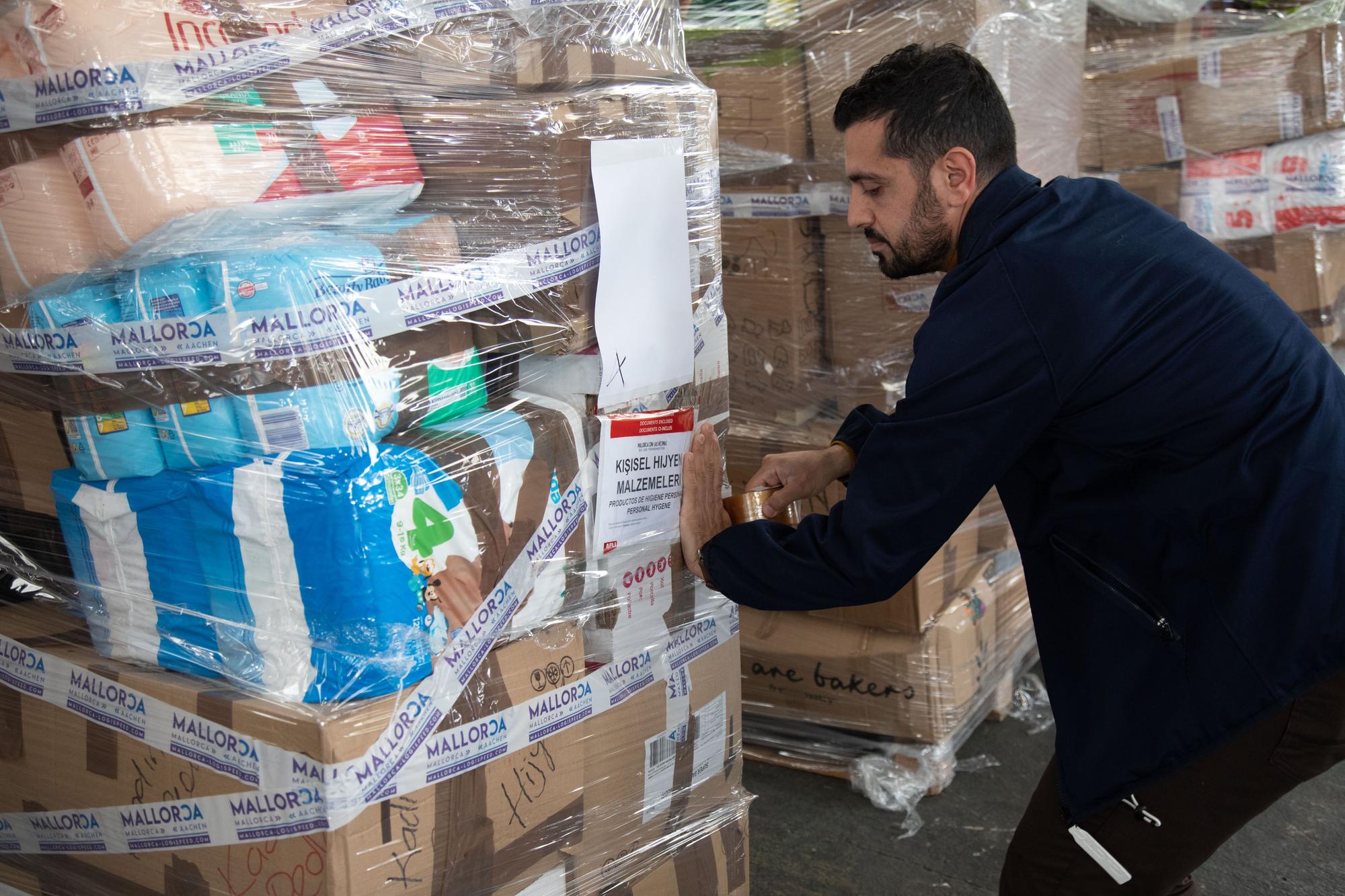 Cargan un camión desde Mallorca con material humanitario para los afectados por los terremotos de Turquía