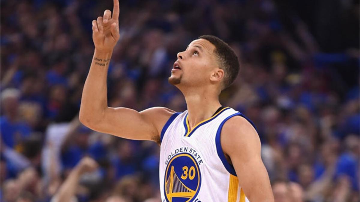 Curry es ya el primer jugador en conseguir al menos 400 tiros triples en una temporada