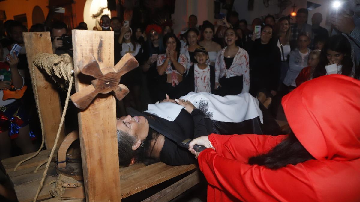 Este es el distrito de Málaga que lleva casi 20 años aterrorizando a sus vecinos por 'Halloween' con su cueva encantada