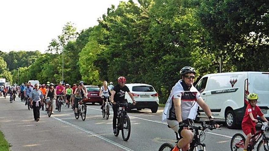 Amb bicicleta pel vial Sant Jordi perquè «torni a la normalitat»