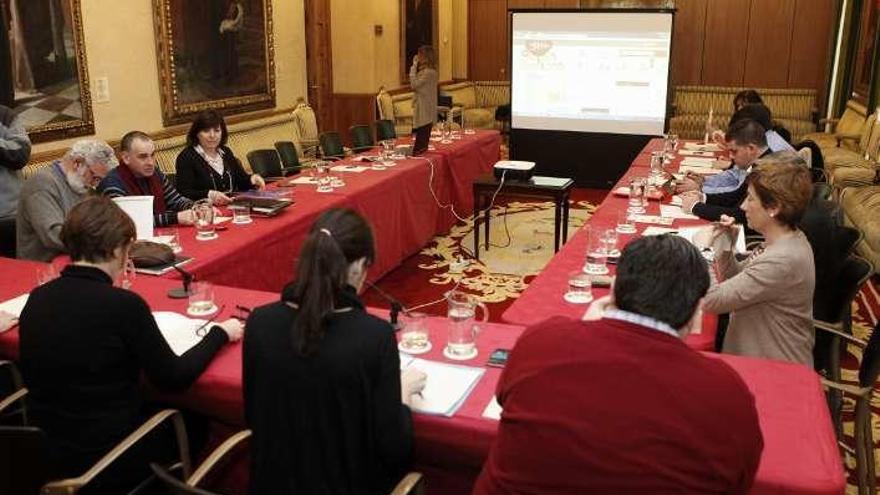 Una de las últimas reuniones de la comisión de seguimiento del pacto de concertación &quot;Gijón crece&quot;.