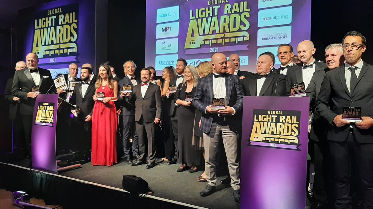 Posado de los galardonados en el Global Light Rail Awards 2021