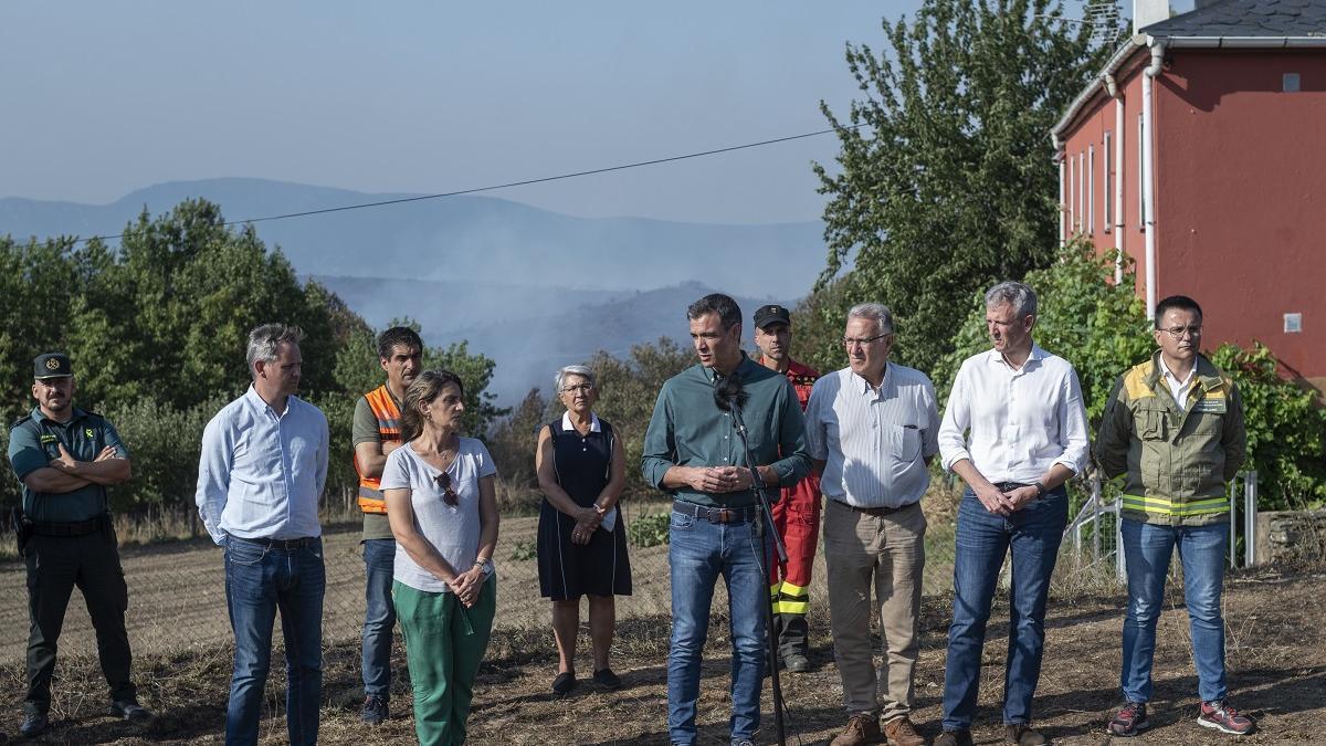 Miñones, a la izquierda, con Sáchez y Alfonso Rueda, durante una visita a una de las zonas de Valdeorras afectadas por los megaincendios del verano pasado.