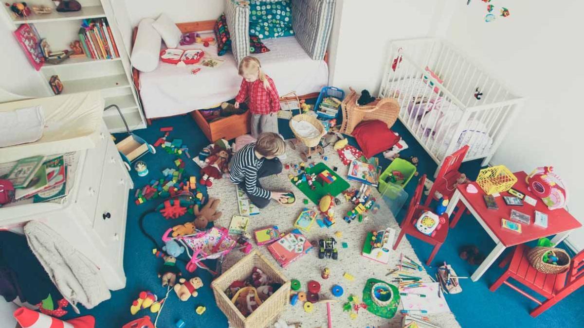 Establece una rutina diaria para recoger los juguetes antes de acostarse y enséñales a tus hijos la importancia de mantener su espacio ordenado.