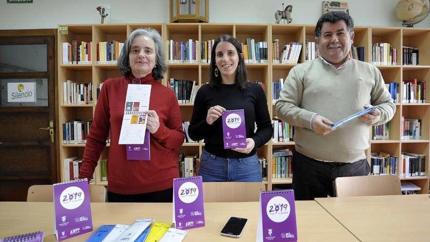 Santorum, Peña e Grande, onte, na biblioteca do centro para presentar a campaña. // Bernabé/Javier Lalín