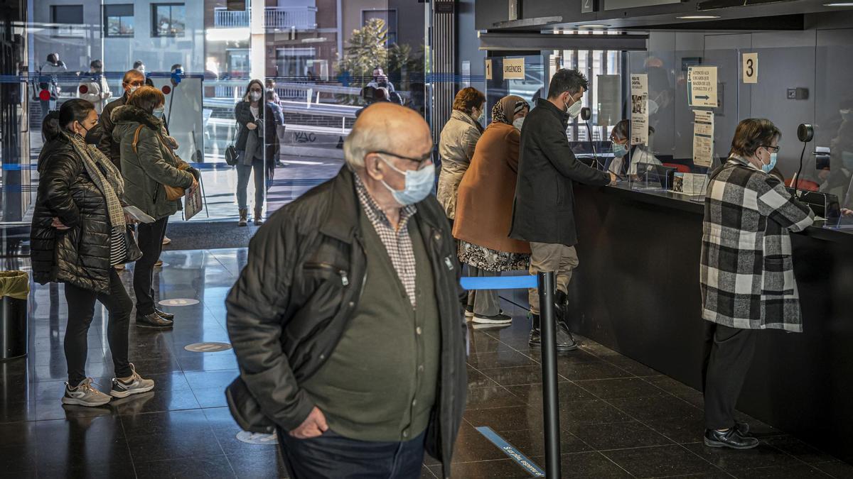 Les visites dels pacients amb covid als ambulatoris continua disparada i col·lapsa l’atenció primària