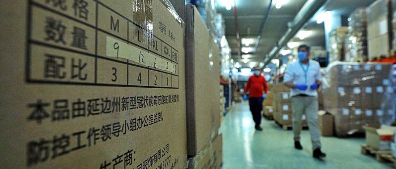 Cajas con el material adquirido en China por la Generalitat al llegar a València la semana pasada.