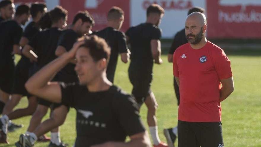 Movilla observa a su plantilla, en un entrenamiento.