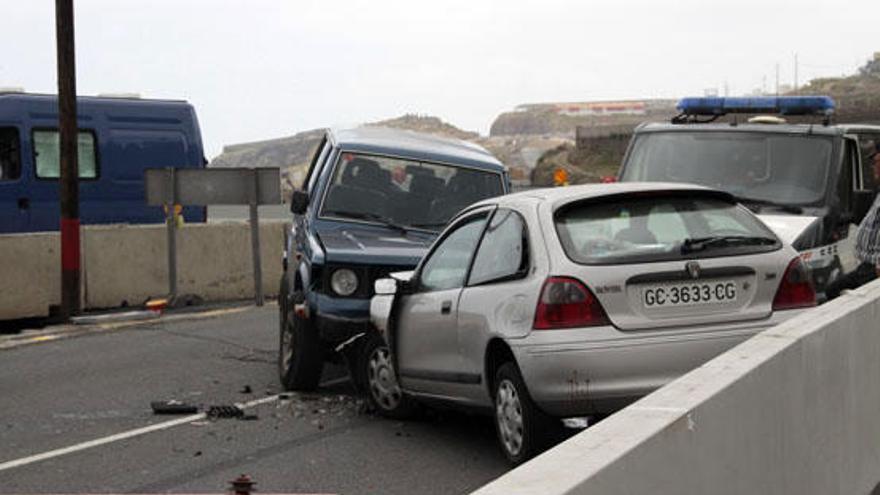 Imagen de dos vehículos accidentados en la autovía de Guía. i PACO LUIS MATEOS