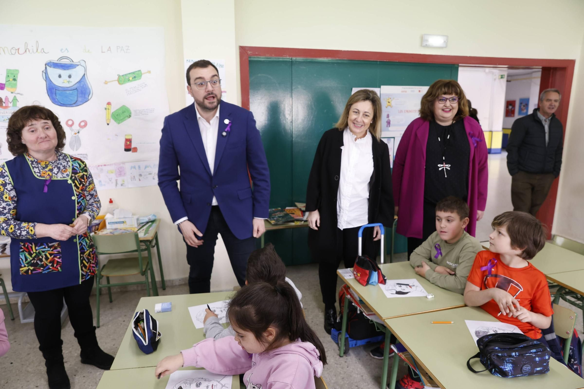 La visita de Adrián Barbón al colegio Lloréu, en Gijón