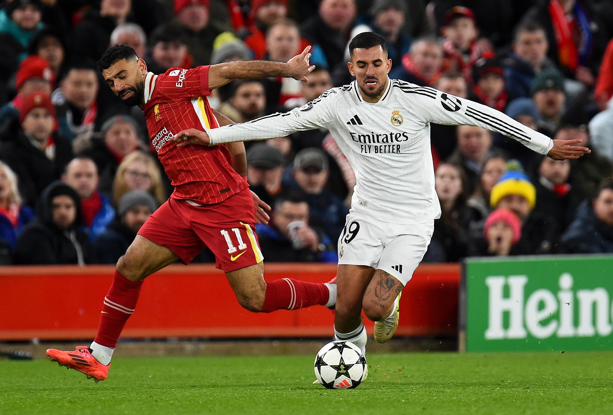 Liverpool (United Kingdom), 27/11/2024.- Mohamed Salah (L) of Liverpool in action against Dani Ceballos of Real Madrid during the UEFA Champions League match between Liverpool and Real Madrid in Liverpool, Britain, 27 November 2024. (Liga de Campeones, Reino Unido) EFE/EPA/PETER POWELL