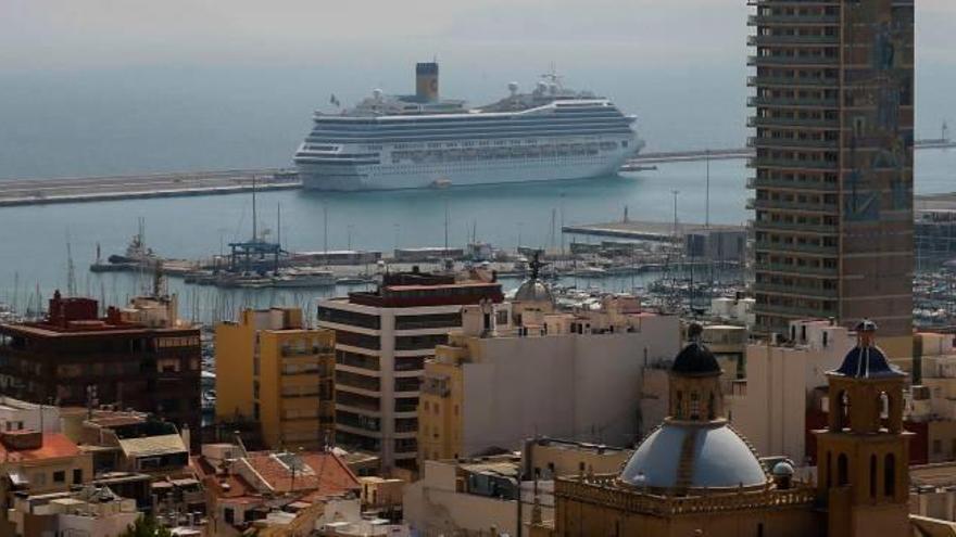 Un buque de Costa Cruceros durante una escala en Alicante en 2016, año en que vinieron trece barcos de esta naviera. Este año sólo ha recalado uno, el pasado abril.