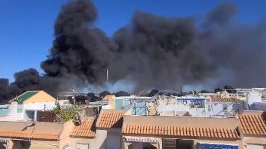 Un incendio calcina 12 vehículos y chatarra en una finca rústica de Los Balcones de Torrevieja