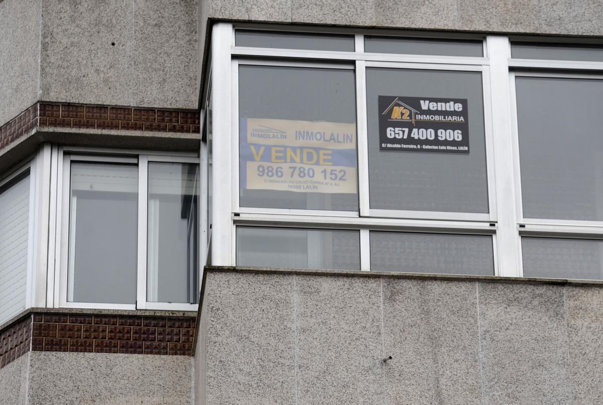 Carteles de Se Vende en un piso de Lalín.