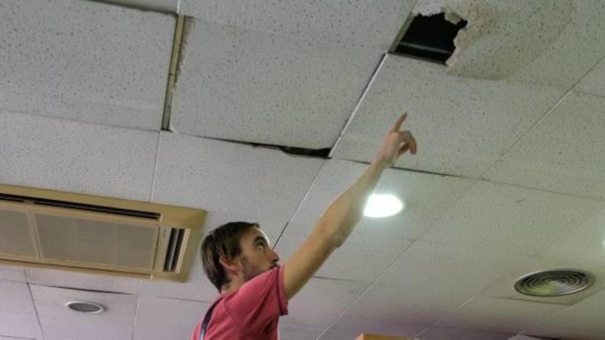 Clausuran la segunda planta de la biblioteca de Villena tras caer parte del techo