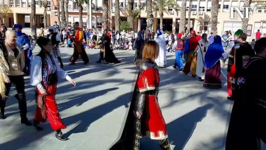 Los Moros y Cristianos se cuelan en los colegios de Elche