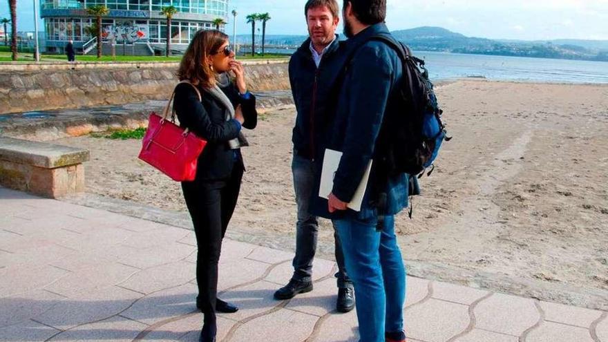 El alcalde, Benito Portela (en el centro), ayer, con los diputados de En Marea Antón Gómez-Reino y Yolanda Díaz.