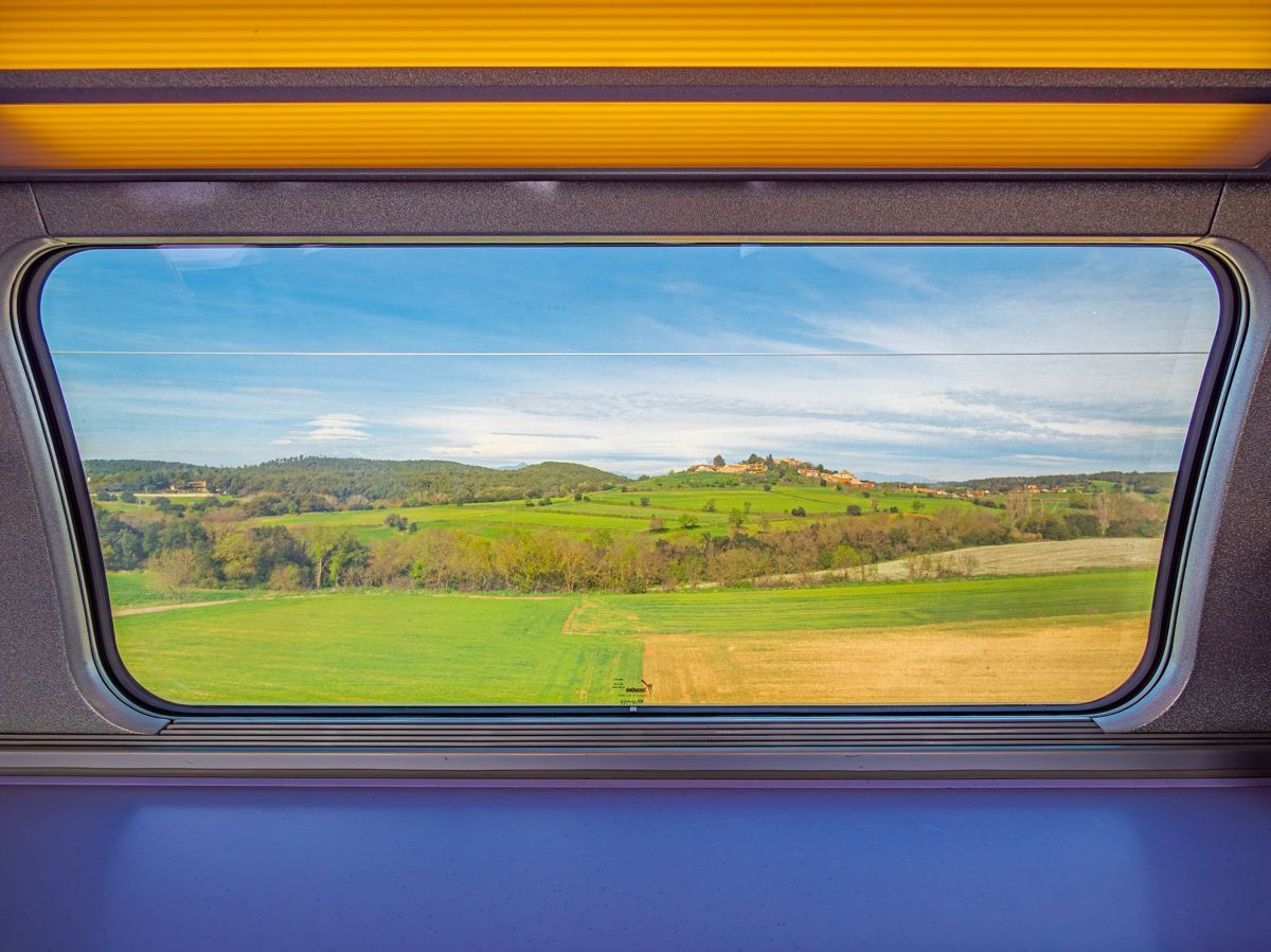 Viajar en tren te permite ser más respetuoso con el medio ambiente.