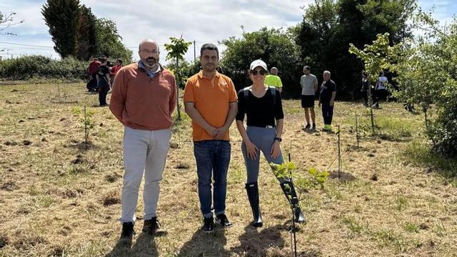 En la imagen, José Antonio Martínez (técnico municipal), el concejal Javier Rodríguez y la profesora Marta Fernández.