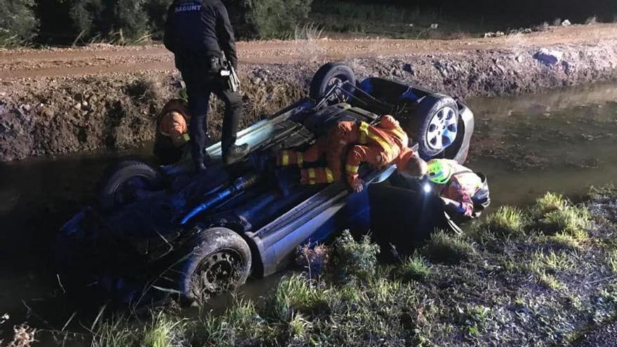 Un conductor abandona su coche tras caer a una acequia en Almenara