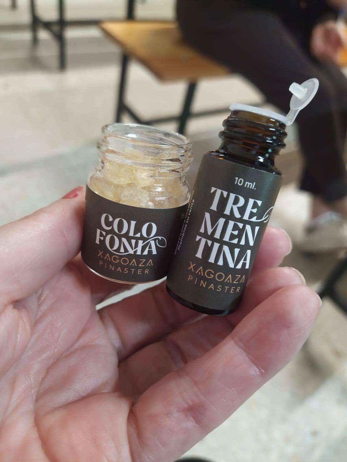 Frascos de colofonia y esencia de trementina, productos elaborados con resina.