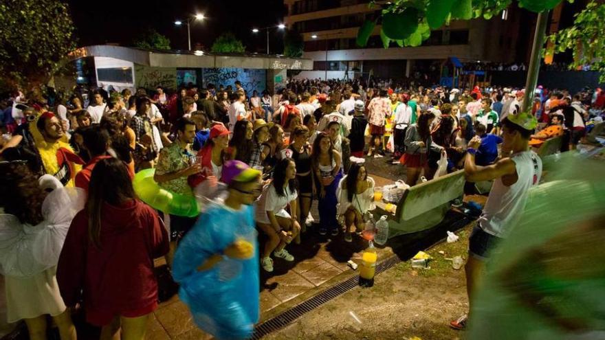 Jóvenes, haciendo &quot;botellón&quot; la noche del Carnaval de verano en el entorno del polideportivo de Luanco.