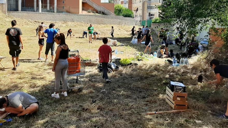 Ocupen un solar en desús de la Sareb  a prop del carrer de Barcelona per convertir-lo en un hort popular per al veïnat