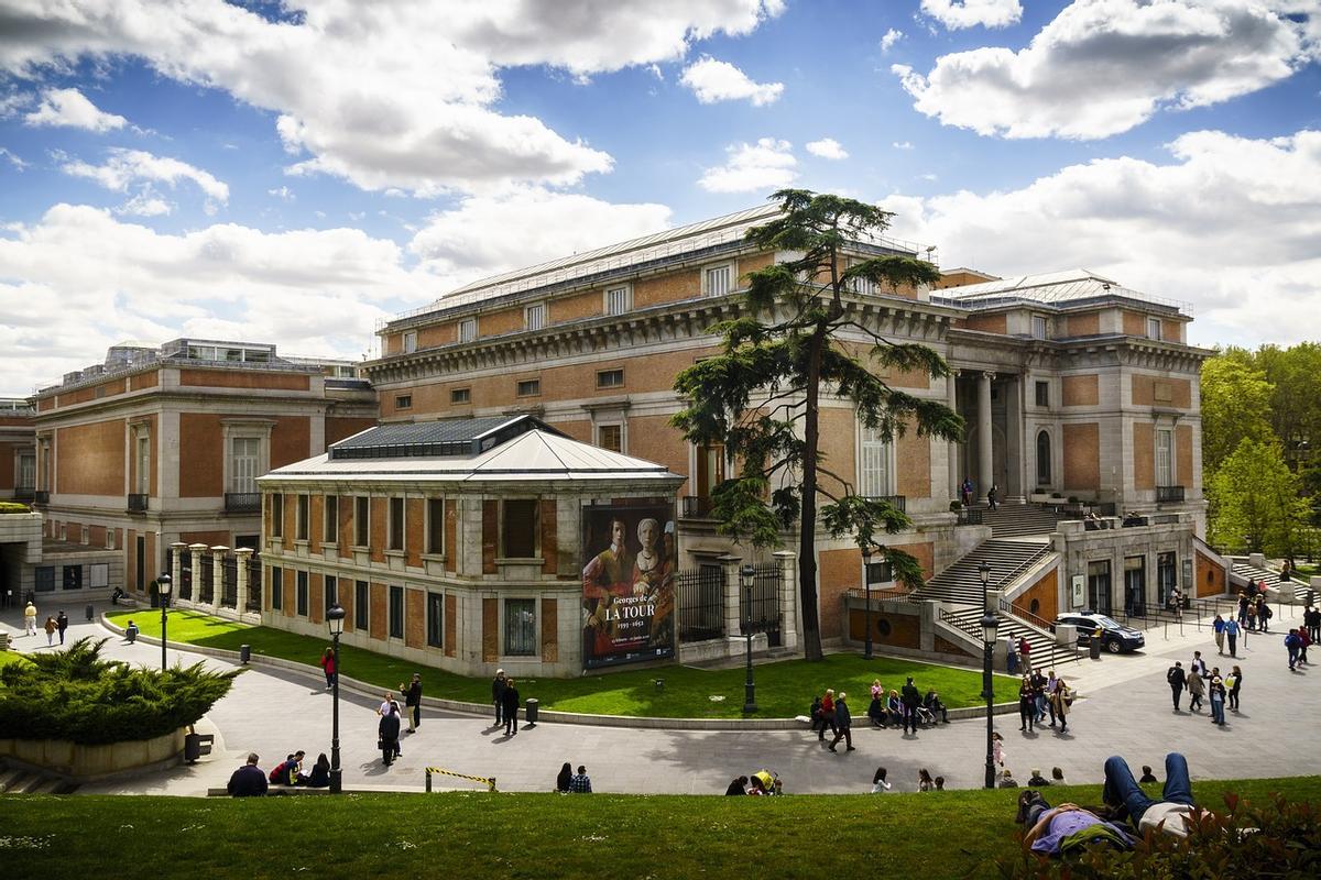 Vista lateral del Museo del Prado en Madrid