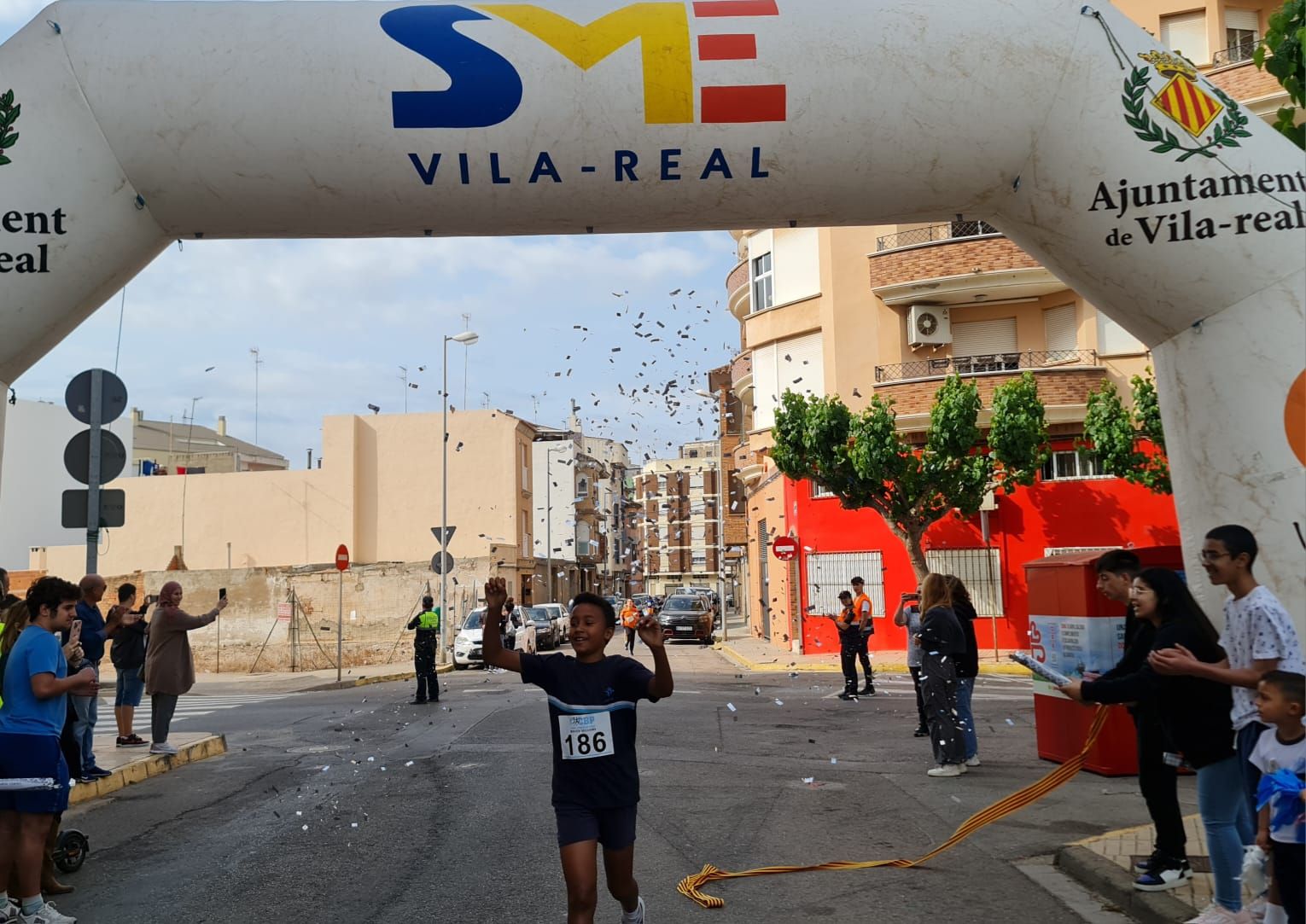 Escolares de Vila-real protagonizan una carrera solidaria en homenaje a mossén Guillermo