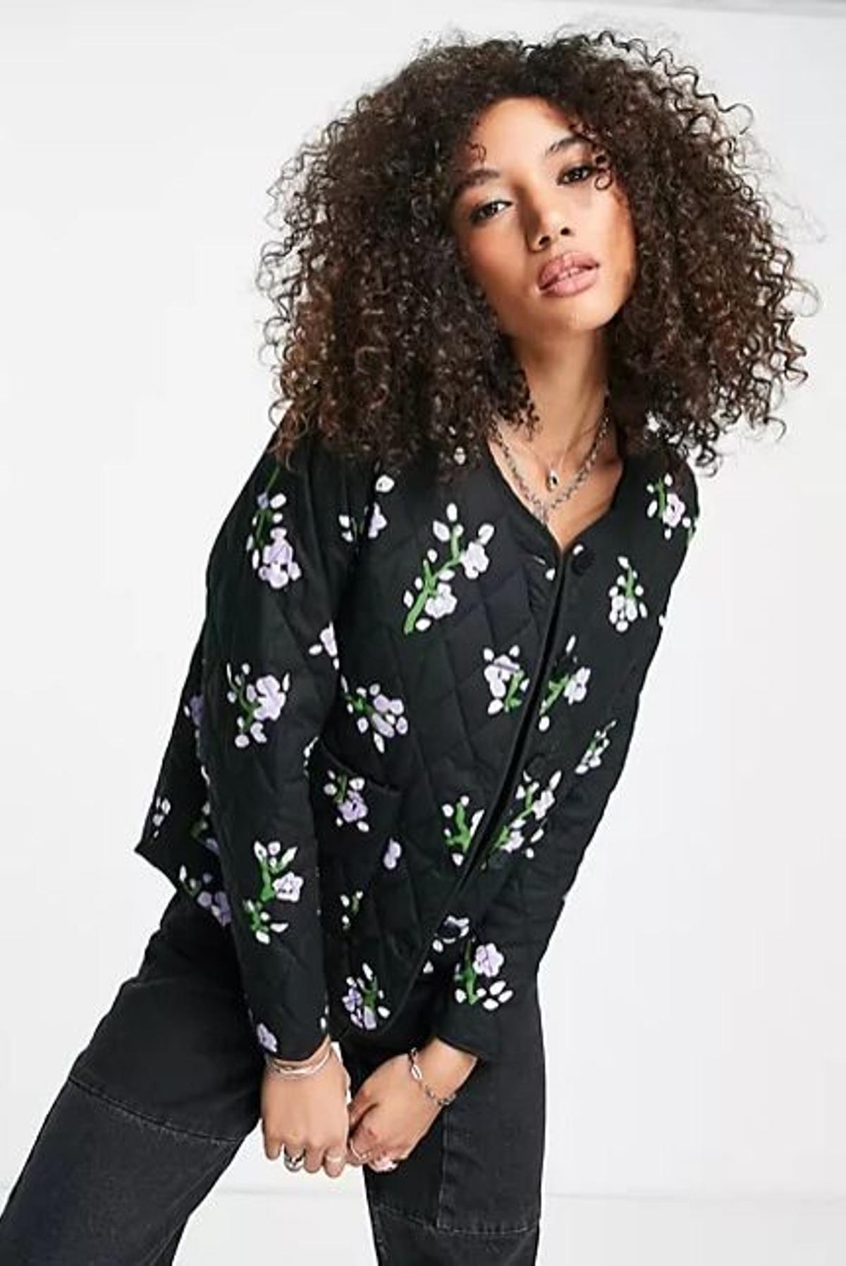 Chaqueta negra acolchada con estampado floral de Object