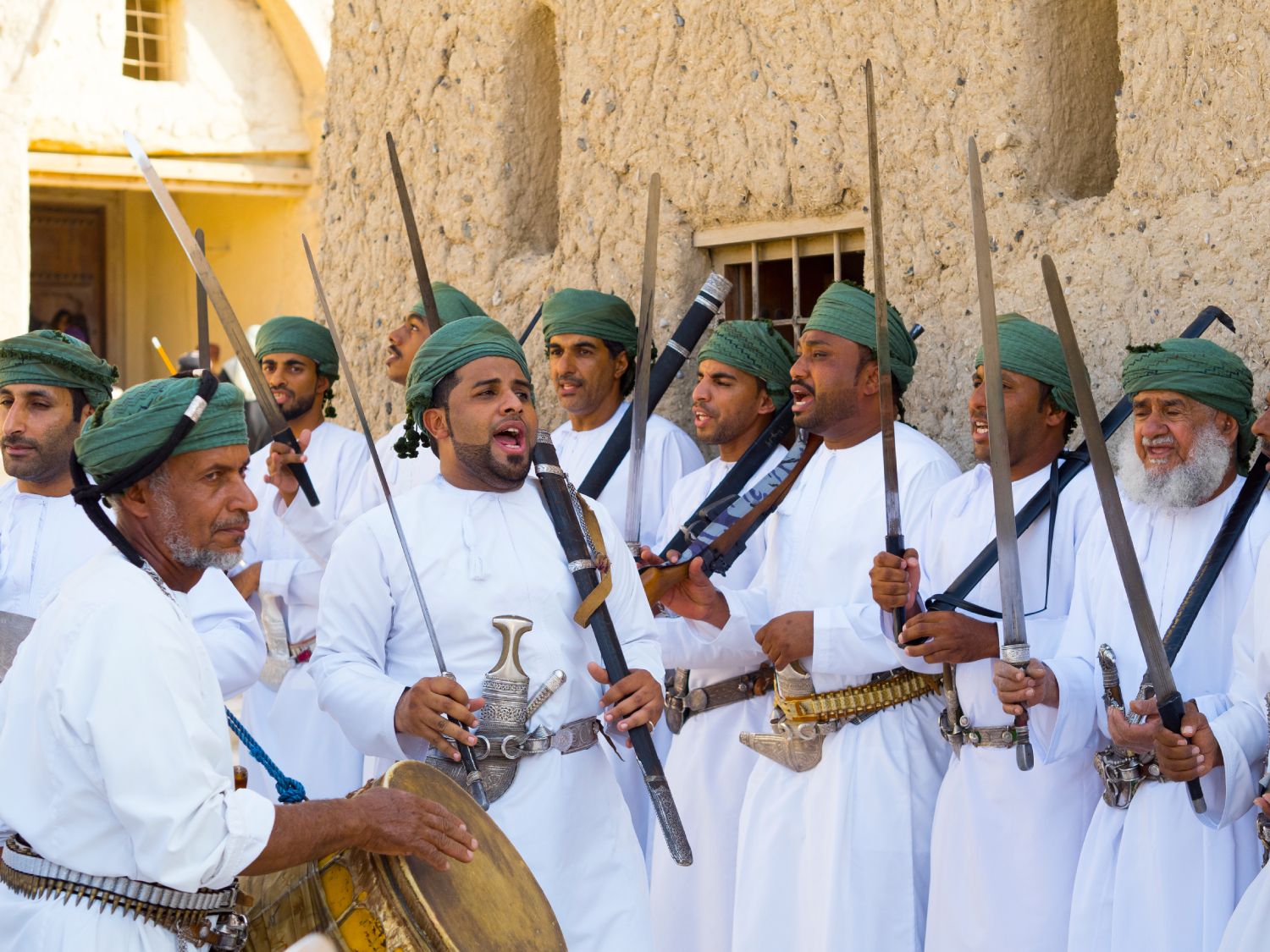 Omaníes con trajes típicos.