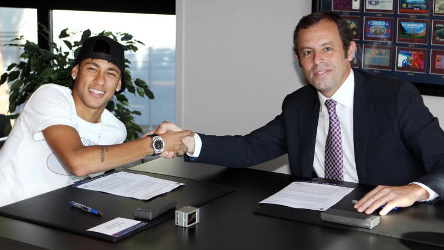 Neymar i l´expresident Sandro Rosell quan el brasiler va fitxar pel Barça el juny del 2013