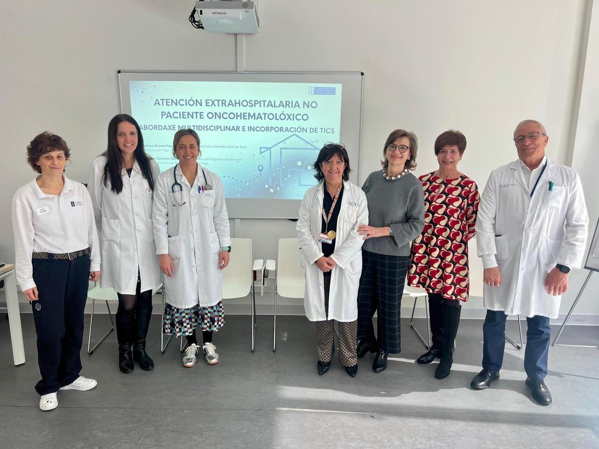 Asistentes a la jornada en el Cunqueiro, con el gerente Javier Puente.