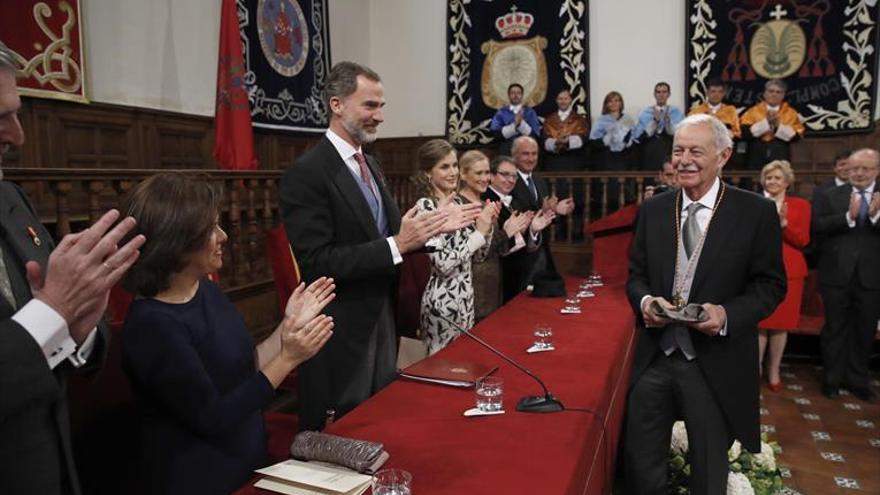 Mendoza reivindica el humor y las humanidades al recibir el Cervantes