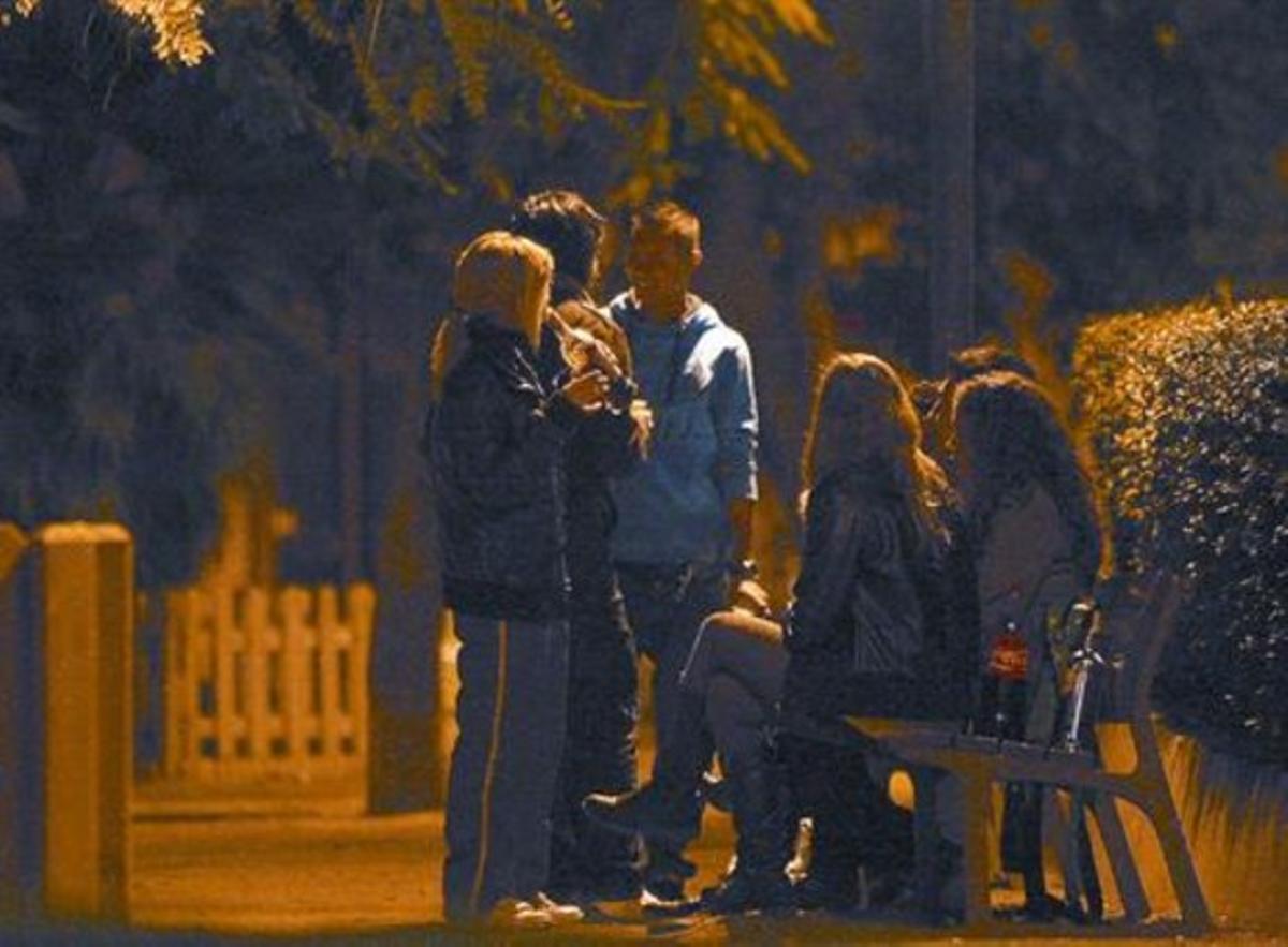 Imatges del ’botellon’ a Enric Granados amb Letamendi, divendres passat, 3 de desembre, i a la plaça, un dissabte del mes passat. Els grups de joves s’instal·len als bancs i consumeixen alcohol abans d’anar de marxa. Imatges del ’botellon’ a Enric Granados amb Letamendi, divendres passat, 3 de desembre, i a la plaça, un dissabte del mes passat. Els grups de joves s’instal·len als bancs i consumeixen alcohol abans d’anar de marxa.