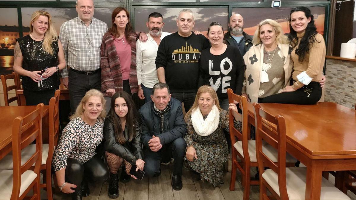 Los voluntarios del juguete. Estos que veis, en pose de familia para FARO, son voluntarios de la campaña Cada Niño un Juguete capitaneada por Carlos Leiro desde la asociación Stop. El pasado sábado se reunieron para celebrar un merecido descanso con gastronómico regocijo, tras tantos días de esfuerzo, en el restaurante Ondas de Canido. Un esfuerzo que consiguió la cifra récord de todos los años anteriores, más de 15.000 juguetes entregados.