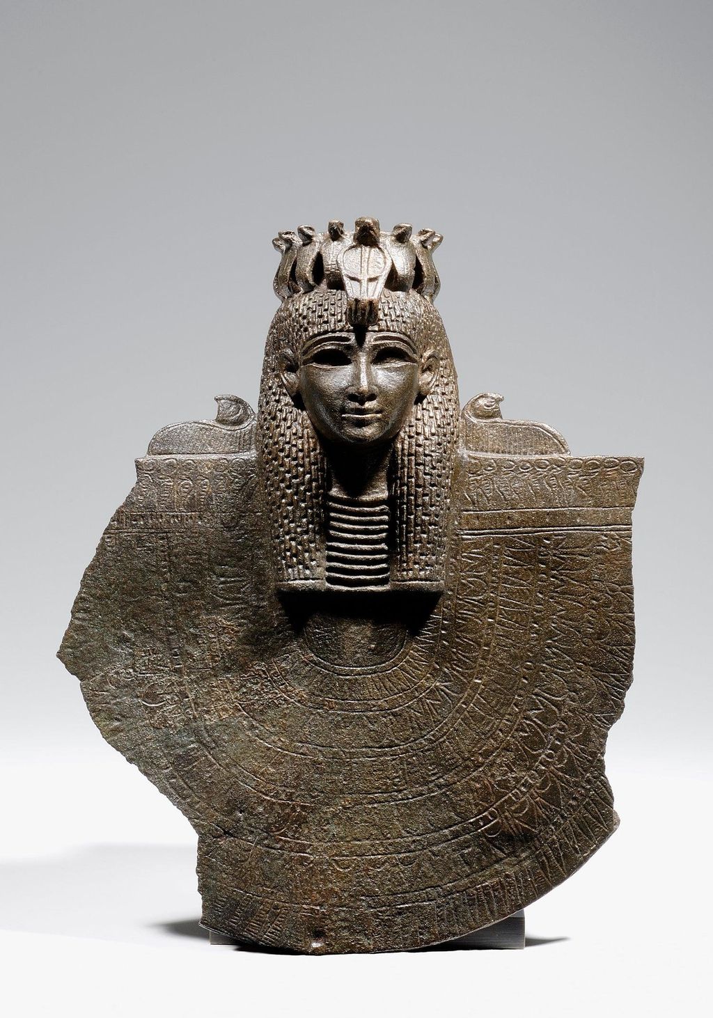 Égida protectora en bronce, con el rostro de la diosa Isis. Baja Época (664-332 a. C.).