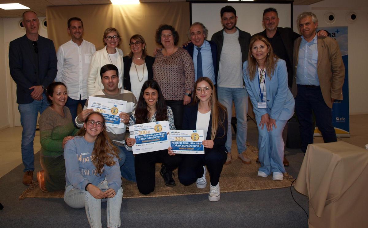 Los jóvenes que lograron los galardones junto a las representantes del ayuntamiento
