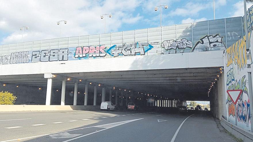 El vandalismo embadurna de grandes grafitis las carreteras y autopistas de toda Mallorca