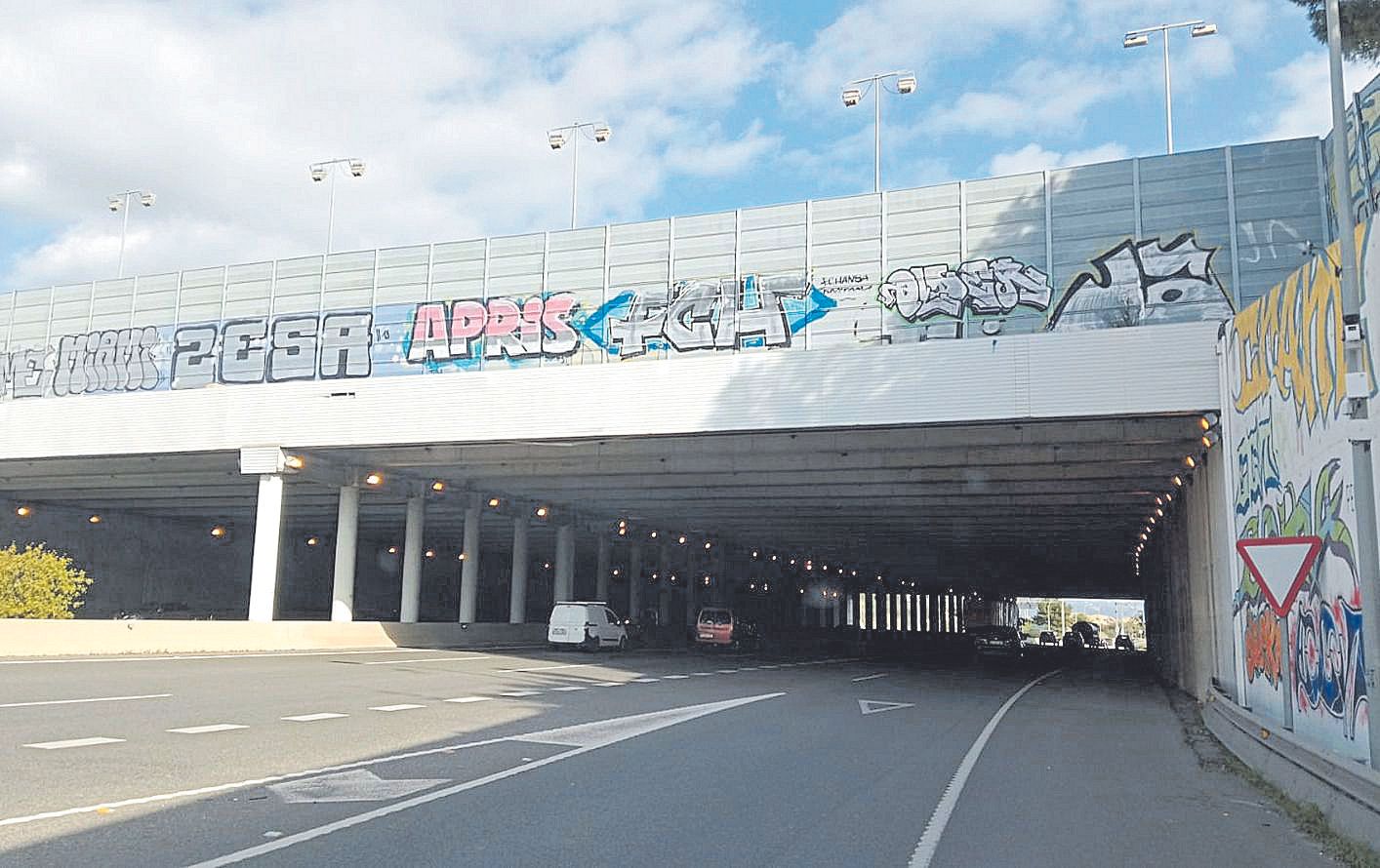 Puente de la Vía de Cintura repleto de pintadas.