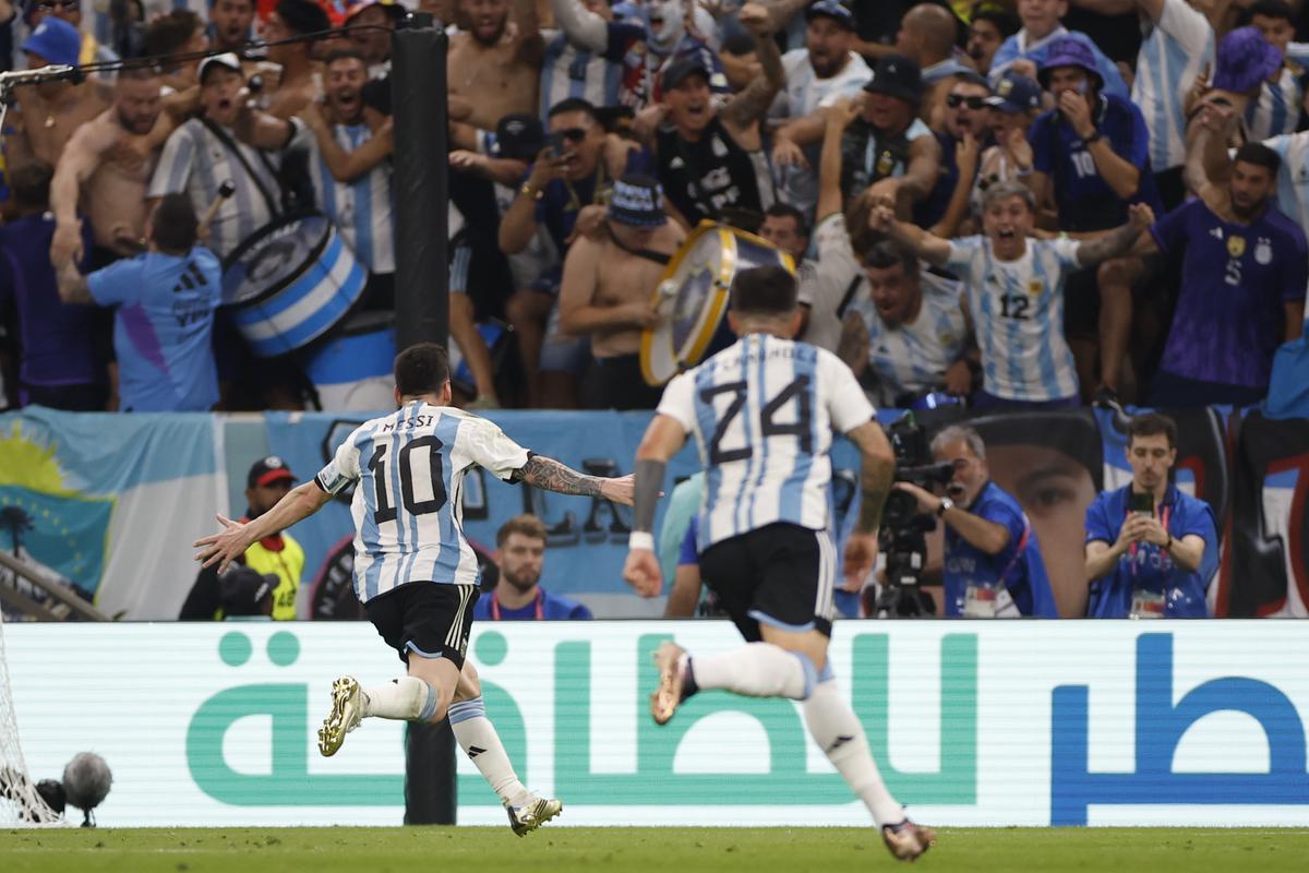 Lionel Messi de Argentina corre a celebrar el 1-0 sobre México,