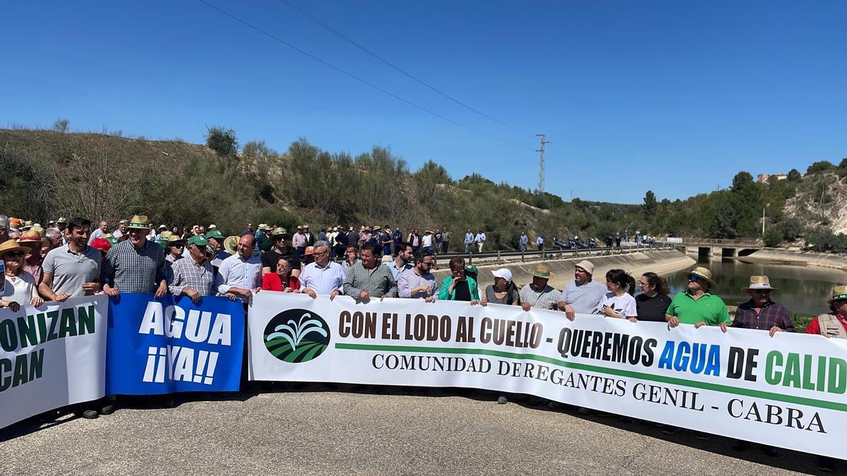 Agricultores y alcaldes, en la protesta reclamando las obras pendientes en el canal Genil-Cabra.