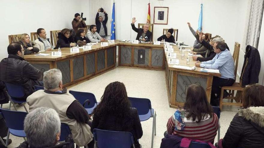 Pleno en el Ayuntamiento de Becerrá para votar sobre el nombramiento de Teresa Romero. efe