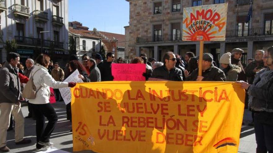 Ciudadanos durante la concentración convocada por el 15M frente a la Subdelegación.