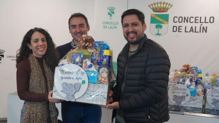 El edil Pablo Areán con una pareja.