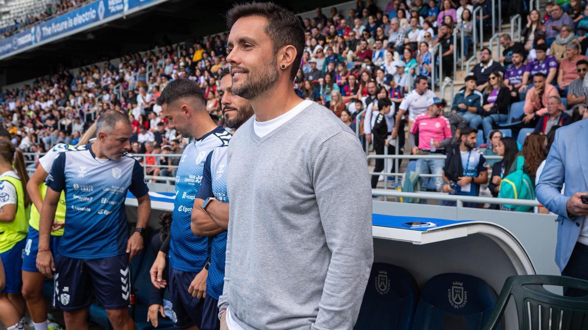 Eder Maestre sonríe en el banquillo justo antes del partido.